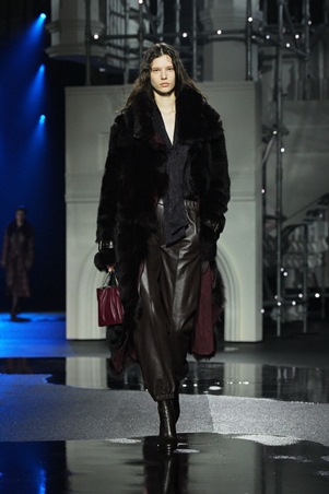 Burberry تكتب ليلها الخاص: لندن كخزانة تتحرّك بعد الغروب